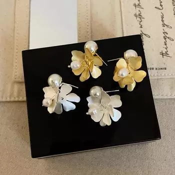 Серьги-гвоздики с жемчугом и матовым металлическим цветком в стиле французского ретро, женские серьги-гвоздики с изысканным дизайном и универсальными модными серьгами