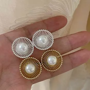 Серьги-гвоздики с жемчугом в стиле ретро из полого металла и жемчуга, женские, легкие, роскошные, элегантные, темпераментные, персонализированные, универсальные серьги