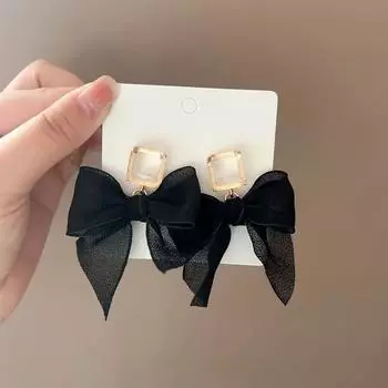 Серьги-гвоздики Simple Temperament Black Bow Серьги Cold Personality Французские нишевые универсальные серьги для женщин