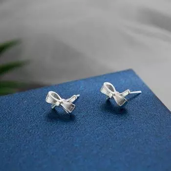 Серьги-гвоздики в форме банта, женские маленькие, свежие и милые полые серьги, темпераментные студенческие корейские аксессуары для нишевого дизайна