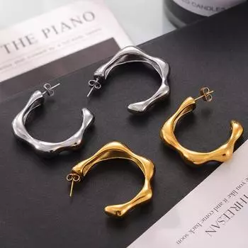 Серьги-гвоздики в форме буквы C с надписью «Необычная личность» от Wind. Элегантные серьги-гвоздики в стиле «Холодный ветер». Титановая сталь с покрытием из настоящего золота.