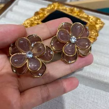 Серьги-гвоздики в форме цветка из настоящего золота 18 карат с покрытием из смолы и глазури светло-фиолетового цвета с бриллиантами, серьги-иглы из серебра 925 пробы в стиле ретро