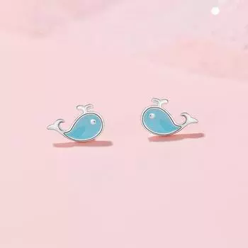 Серьги-гвоздики в форме кита. Женские летние серьги Niche Design Sense. Маленькие, свежие и простые.