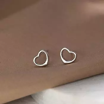 Серьги-гвоздики в форме сердца, женская мода, простые и маленькие мини-полые украшения для ушей, трендовая корейская версия нишевых дизайнерских аксессуаров