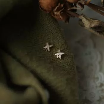Серьги-гвоздики в виде четырехконечной звезды для женщин, маленькие и блестящие серьги-звездочки, изысканные и простые для лета, серьги с жемчугом и цирконием «Холодный ветер».