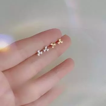 Серьги-гвоздики в виде клевера, женские простые и маленькие серьги с цветочным узором в стиле «холодный ветер» серебряный