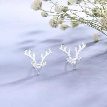 Серьги-гвоздики в виде лося, простые и милые женские серьги в виде оленя, у оленя есть аксессуары.
