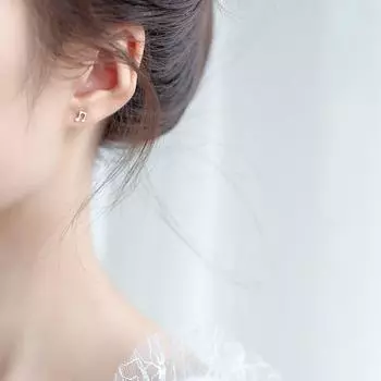 Серьги-гвоздики в виде музыкальных нот, женские трендовые креативные биты, музыкальный символ, асимметричные украшения для ушей, корейская версия, нишевые дизайнерские аксессуары