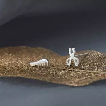 Серьги-гвоздики в виде ножниц, женские милые асимметричные матовые серьги-украшения, персонализированные аксессуары для нишевого дизайна