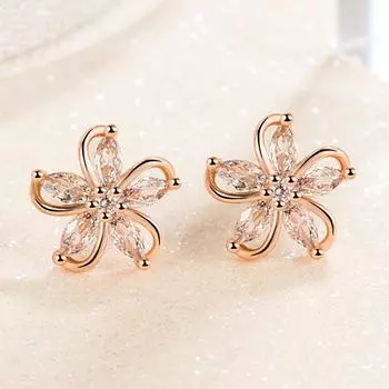 Серьги-гвоздики в виде пятилепесткового цветка, с бриллиантами, милые, модные, свежие и очаровательные серьги-гвоздики.