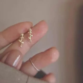 Серьги-гвоздики в виде роз. Женские мини-серьги в стиле французского ретро с объемными цветами. Темпераментные простые серьги в виде цветочных веток.