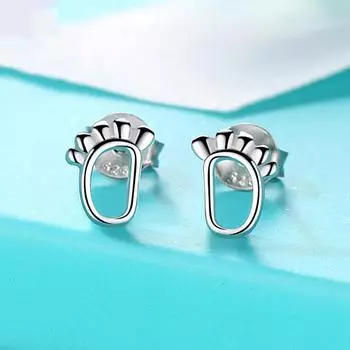 Серьги-гвоздики в виде следа ноги, женская мода, простые полые серьги в виде следа ноги, маленькие, свежие, корейская версия, нишевые дизайнерские аксессуары