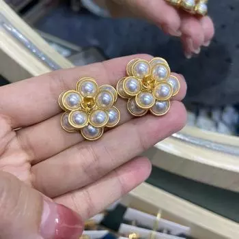 Серьги-гвоздики Xiaoxiangfeng с инкрустацией из жемчуга и камелии, покрытые медью, стильные серьги из настоящего металла, модный фирменный дизайн, легкие роскошные украшения для ушей