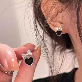 Серьги-иглы из серебра 925 пробы с бантом в корейском стиле с черными персиковыми сердечками серебряный