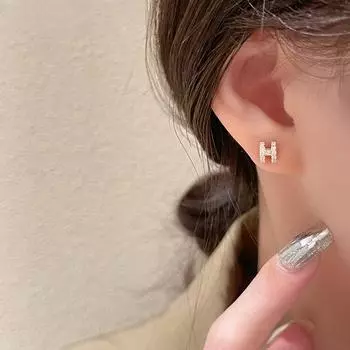 Серьги-иглы с буквой H из серебра 925 пробы — элегантный, универсальный, высококачественный дизайн для женщин.