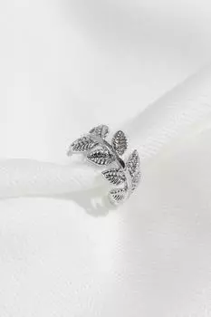 Серьги из хряща серебряного цвета с моделью листа небольшого размера