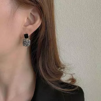 Серьги из корейского циркона: Модный холодный стиль осень-зима 2025 для женщин чёрный