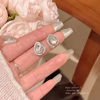 Серьги из серебра 925 пробы с цирконием в форме капли: Элегантный, Геометрический Дизайн для Женщин.