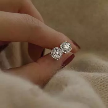 Серьги из стерлингового серебра S925 с квадратным цирконием: Простой, уникальный дизайн с холодным стилем, идеально подходящий для женщин, ищущих изысканный образ.