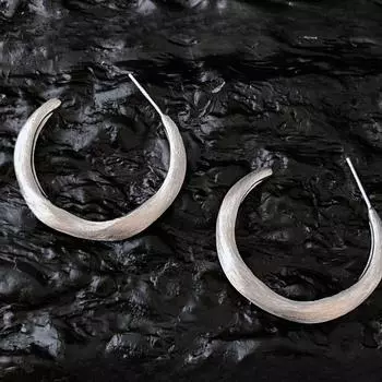 Серьги из стерлингового серебра с матовым витым полукругом C-образной формы, женские матовые серьги S925, элегантные серьги-гвоздики, нишевый дизайн Ins High Sense 925 серебряный