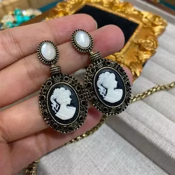 Серьги-камеи из белого антикварного фарфора в западном стиле, старинные ювелирные изделия, позолоченное ожерелье из бирюзы в придворном стиле.