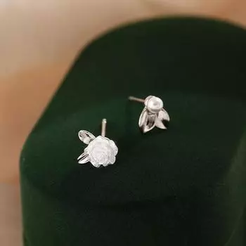 Серьги-камелии асимметричные, дизайн нишевый, нежный темперамент, жемчужные серьги высокого класса