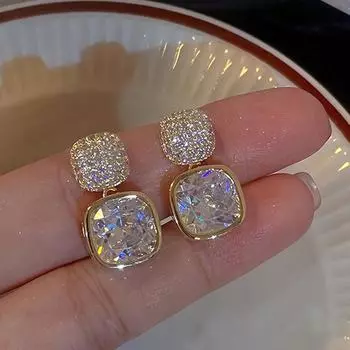 Серьги-капли с геометрическим рисунком: элегантные акценты из стеклянных стразов, простой, но изысканный дизайн. Конструкция из цинкового сплава. One Size Fits All