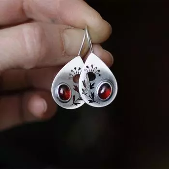 Серьги-капли в этническом стиле с красным камнем, модные ретро-модные металлические серьги с гравировкой растений и цветов, женские висячие серьги серебряный