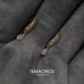 Серьги-кисточки из 18-каратного золота с каплевидной формой и цирконием — элегантный, легкий и роскошный дизайн