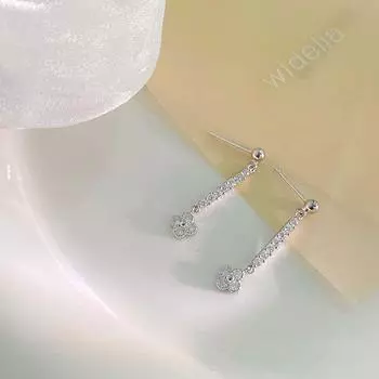 Серьги-кисточки с цветком, инкрустированные бриллиантами. Длинные серьги. Легкий роскошный образ высокого класса, который сделает лицо стройным и стильным. Серьги.