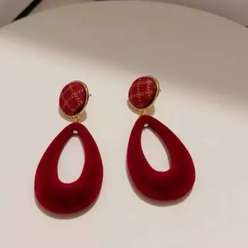 Серьги-кисточки с геометрическим узором красного цвета красный