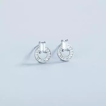 Серьги-кольца, инкрустированные бриллиантами, имеют простой и незамысловатый дизайн и являются универсальным повседневным стилем для поездок на работу