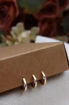 Серьги-кольца маленького размера из трех частей золотого цвета с одним камнем