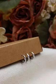 Серьги-кольца небольшого размера из трех частей серебряного цвета с одним камнем