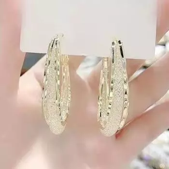 Серьги-кольца с геометрической металлической сеткой и кристаллами источают ощущение роскоши и изысканности благодаря легкому и роскошному дизайну серебряный