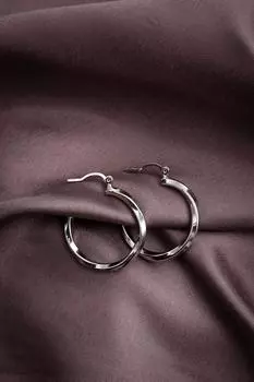 Серьги-кольца серебряного цвета с волнистым замком