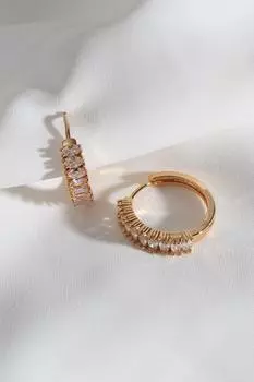 Серьги-кольца золотого цвета с белым цирконом-багетом