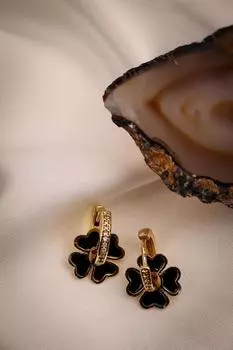 Серьги-кольца золотого цвета с подвеской-цветком из черной эмали