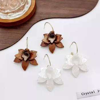 Серьги-лепестки «Гардения» белого кофе — серебро, французский нишевый дизайн, изысканные и сказочные. кофейный