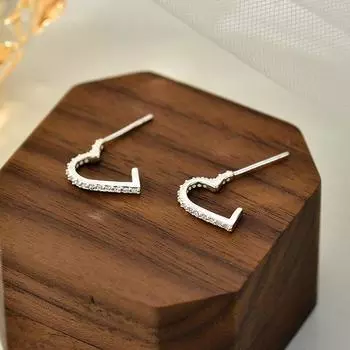 Серьги Love, инкрустированные бриллиантами, легкая роскошь, ощущение высокого класса, простой круг, маленькие, повседневные, простые и универсальные для женщин