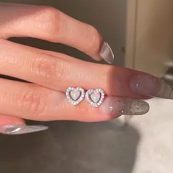 Серьги Love с бриллиантами высшего качества и опаловыми серьгами в форме сердца. Серьги Niche Design и Temperament