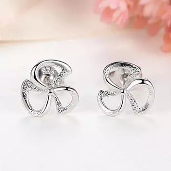 Серьги Lucky Clover, женские простые маленькие свежие полые листовые украшения для ушей, корейский выпуск, аксессуары для нишевого дизайна