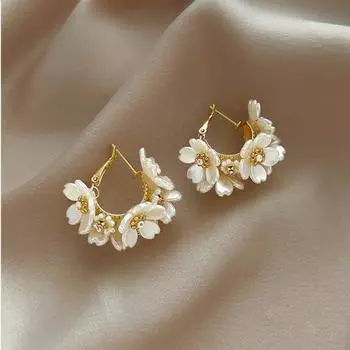 Серьги нишевого дизайна с белыми цветками и ракушками, инкрустированными бриллиантами золотистый