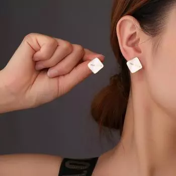 Серьги нишевые высокого класса Sense серебряные иглы s925 элегантные квадратные плиссированные масляные капли рельефные серьги-гвоздики с буквами