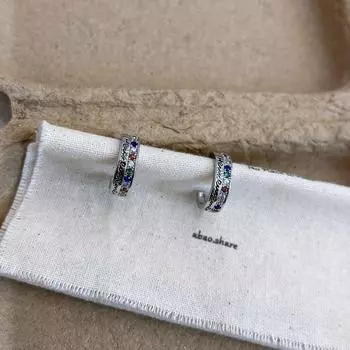 Серьги-паспарту из стерлингового серебра с радужными вставками 2024 г.: Ретро-корейский стиль, универсальный, простой и уникальный дизайн. zirconium hoop