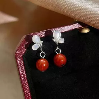 Серьги-подвески с красным агатом в виде бабочки для лучших друзей. Тенденции в подарках