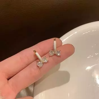 Серьги-пряжки с бантом из циркона, простые серьги-пряжки, нишевый дизайн, французский темперамент, легкие роскошные серьги с бриллиантами, летние модели