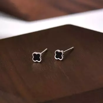Серьги-пусеты из чистого серебра 999 пробы Клевер с эпоксидной смолой, роскошные серьги из стерлингового серебра, модные серьги высокого класса, модный пирсинг хряща уха A pair of [Clover straight pin earrings]]