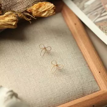 Серьги-пусеты из серебра 925 пробы с золотым покрытием в виде бантиков - Женский модный аксессуар 925 Silver