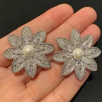 Серьги-пусеты с цветами в стиле легкой роскоши для женщин, преувеличенные и элегантные серьги с имитацией жемчуга, ювелирные изделия с микро-инкрустацией цирконами.